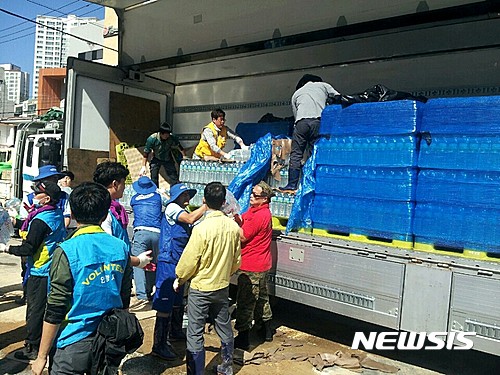 【제주=뉴시스】강정만 기자 = 12일 제주특별자치도개발공사에서 직원들이 공사가 태풍 '차바'로 피해를 입은 울산·양산·경주지역에 지원할 삼다수를 자동차에 싣고 있다. 2016.10.12 (사진= 제주개발공사 제공).&nbsp;&nbsp; photo@newsis.com