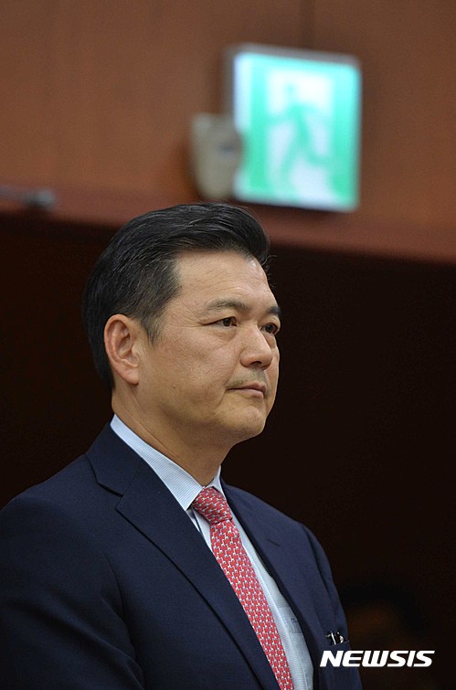 [서울=뉴시스]고승민 기자 = 통일부는 7월 10일 이정훈 통일미래기획위원회 인권인도분과위원장을 통일미래기획위원회 신임 위원장으로 지명했다. 사진은 신임 북한인권국제협력대사로 임명된 이정훈 연세대 국제학대학원 교수가 12일 오후 서울 외교부에서 박근혜 대통령 명의의 임명장을 윤병세 외교부 장관에게 받기 전 생각에 잠겨 있는 모습. 2016.10.12. kkssmm99@newsis.com