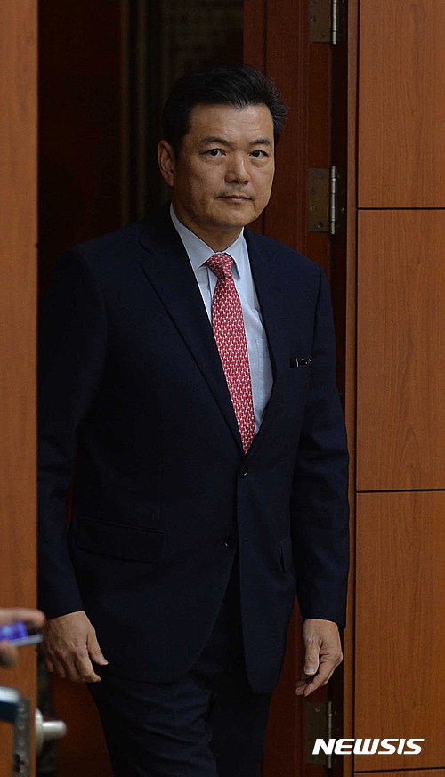 【서울=뉴시스】고승민 기자 = 신임 북한인권국제협력대사로 임명된 이정훈 연세대 국제학대학원 교수가 12일 오후 서울 외교부에서 박근혜 대통령 명의의 임명장을 윤병세 외교부 장관에게 받기 위해 환담장으로 들어서고 있다. 임명장 전수식에 앞서 윤 장관과 이 신임 대사는 로버트 킹 미국 국무부 북한인권특사, 마르주끼 다루스만 전 유엔 북한인권특별보고관, 시나 폴슨 유엔 북한인권서울사무소장과 함께 북한 인권 문제에 관한 협력 방안을 논의했다. 2016.10.12. kkssmm99@newsis.com