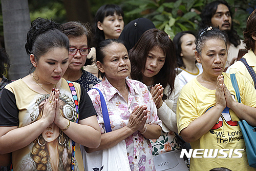 【방콕=AP/뉴시스】태국 국민들이 12일 푸미폰 왕이 입원해 있는 시리라지 병원 앞에서 건강 회복을 기도하고 있다. 2016. 10. 12.&nbsp;&nbsp;&nbsp; 