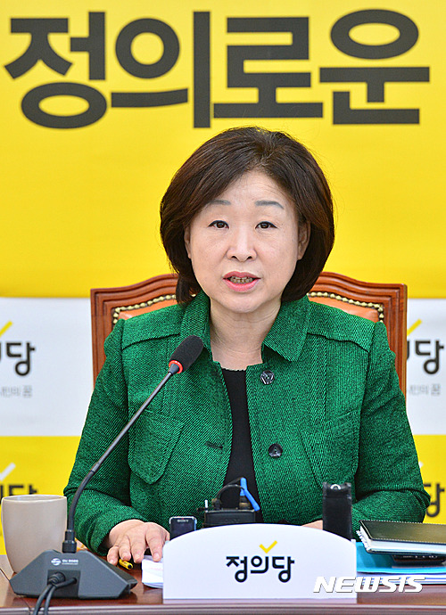 【서울=뉴시스】배훈식 기자 = 정의당 심상정(왼쪽 두번째) 상임대표가 13일 오전 서울 여의도 국회에서 열린 상무위원회에 참석해 모두발언하고 있다.&nbsp; 이날 회의에서 심 대표는 전날 국회 기획재정위원회 국정감사에 증인 출석한 이승철 전국경제인연합회 상근부회장의 답변 태도를 꼬집었다. 2016.10.13.&nbsp; dahora83@newsis.com