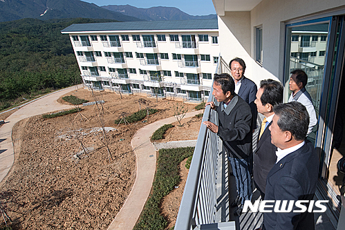 정세균 국무총리가 2016년 10월13일 국회의장 당시에 국회고성연수원 신축 현장을 둘러보는 모습. (사진=고성군청 제공) 