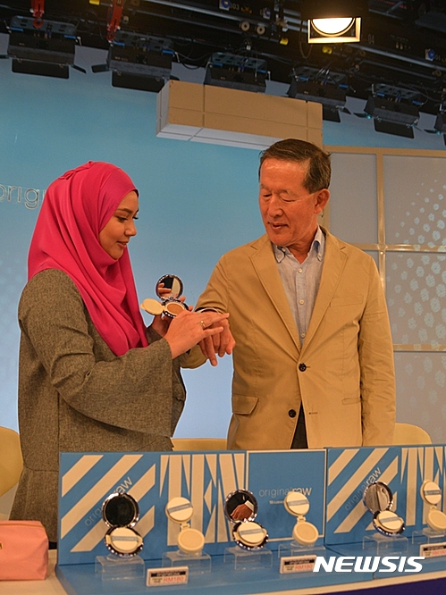 【서울=뉴시스】 허창수 GS그룹 회장이 12일부터 이틀간 열린 사장단회의 일정 중 말레이시아 GO SHOP 방문한 모습.