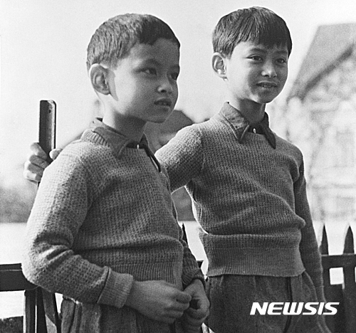 【로잔=AP/뉴시스】푸미폰 아둔야뎃 태국 국왕이 13일 88세로 세상을 떠났다. 사진은 1935년 3월 7일 스위스 로잔에서 푸미폰 당시 왕자(왼쪽)가 형 아난타와 함께 서있는 모습. 2016.10.13  
