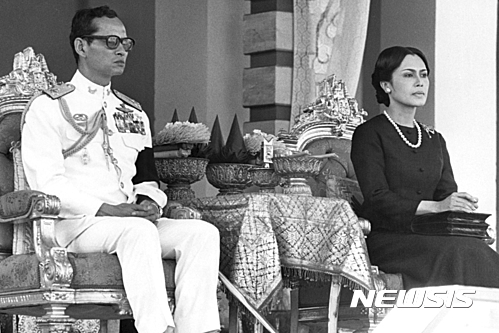 【방콕=AP/뉴시스】푸미폰 아둔야뎃 태국 국왕이 13일 88세로 세상을 떠났다. 사진은 1977년 4월 12일 방콕에서 공산 반군에 의해 살해된 군인 및 시민들의 시신을 화장하는 행사에 시리킷 왕비와 함께 참석한 푸미폰 국왕의 모습. 2016.10.13 