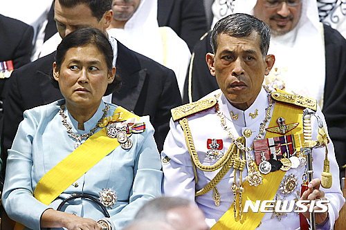 【방콕=AP/뉴시스】푸미폰 태국 국왕이 13일 서거하면서, 차기 국왕 서열 1위 와치라롱꼰 왕세자에 관심이 집중되고 있다. 사진은 와치라롱꼰 왕세자(오른쪽)와 푸미폰 국왕의 4자녀 중 셋째인 짜크리 시린톤 공주가 2013년 4월 30일 네덜란드 암스테르에서 열린 빌렘-알렉산데르 국왕의 즉위식에 참석했을 당시의 모습. 2016.10. 13
