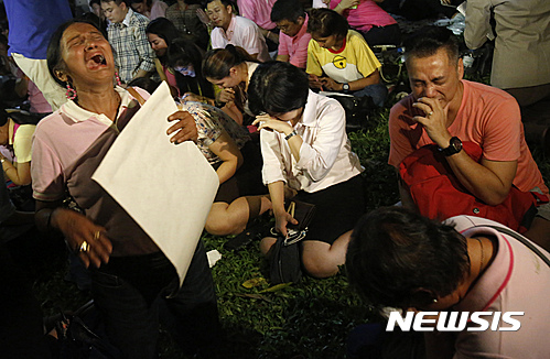 【방콕=AP/뉴시스】태국 국민들이 13일 푸미폰 국왕이 입원하고 있던 시리랏 병원 앞에서 국왕의 서거 발표를 듣고 통곡하고 있다. 2016.10.13 