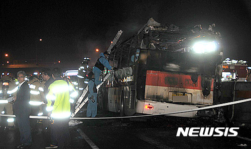 【울산=뉴시스】구미현 기자= 13일 오후 10시11분께 울산시 울주군 언양읍 경부고속도로 언양 JC에서 경주 IC 방향 1㎞ 지점을 달리던 관광버스에 불이 나 10명이 사망했다.&nbsp; 소방당국이 사고현장을 수습하고 있다. 2016.10.14.&nbsp; gorgeouskoo@newsis.com