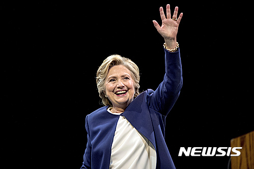 【샌프란시스코=AP/뉴시스】미국 민주당 대선 후보 힐러리 클린턴이 13일(현지시간) 캘리포니아주 샌프란시스코에서 선거 유세를 하고 있다. 2016.10.14. 