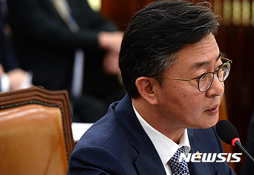 【서울=뉴시스】박주성 기자 = 홍용표 통일부 장관이 14일 오전 서울 여의도 국회에서 열린 외교통일위원회 국정감사에서 의원들의 질의에 답하고 있다. 2016.10.14.  park7691@newsis.com