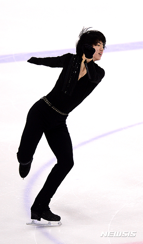 【서울=뉴시스】추상철 기자 = 14일 오후 서울 양천구 목동아이스링크에서 열린 '2016 전국남녀 피겨스케이팅 회장배 랭킹대회', 남자 시니어 부문에 출전한 차준환이 쇼트프로그램 연기를 선보이고 있다. 2016.10.14.&nbsp; scchoo@newsis.com 