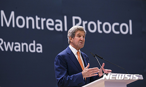 【키갈리=AP/뉴시스】존 케리 미국 국무장관이 14일(현지시간) 르완다 키갈리에서 열린 '오존층파괴물질에 관한 몬트리올 의정서' 제28차 회의에 참석해 강력한 온실가스 HFC 금지필요성을 호소하고 있다. 