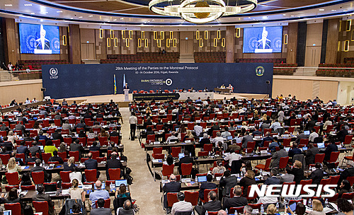 【키갈리=AP/뉴시스】존 케리 미국 국무장관이 14일(현지시간) 르완다 키갈리에서 열린 '오존층파괴물질에 관한 몬트리올 의정서' 제28차 회의에 참석해 강력한 온실가스인 수소불화탄소(HFC) 금지필요성을 호소하고 있다. 2016.10.16 