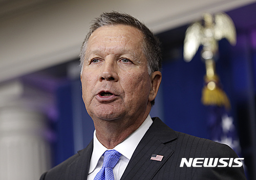 '잠룡' 케이식 주지사 "트럼프, 백악관 혼란 진정시켜야"