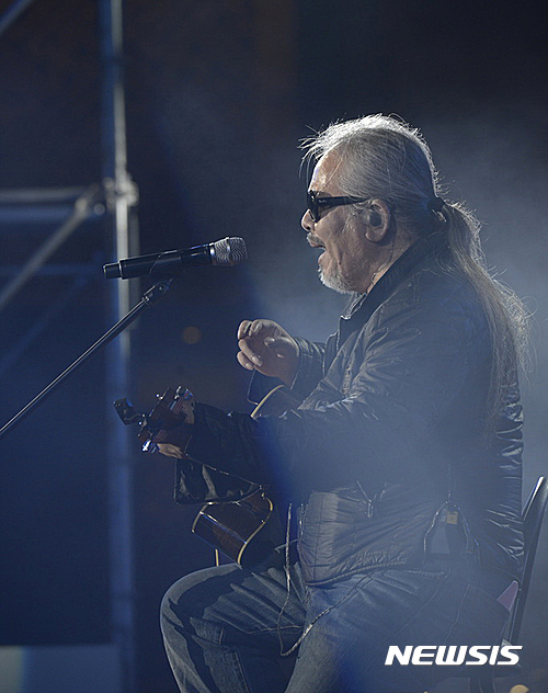 【서울=뉴시스】고범준 기자 = 15일 오후 서울 광화문 광장에서 열린 2016서울아리랑페스티벌에서 춤춰라아리랑 가수 전인권이 열창하고 있다. 2016.10.15. (사진=2016서울아리랑페스티벌 제공) photo@newsis.com