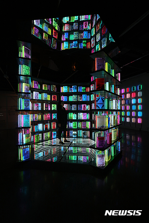 【서울=뉴시스】지혜의 타워링, 나무, 플라스틱, 거울, LED, 370X370X323cm, 2016