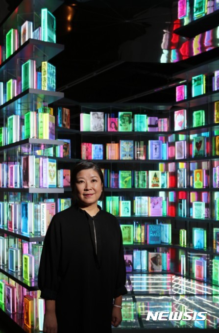 【서울=뉴시스】작가 강애란이 대표작 '지혜의 타워링'앞에 서있다.