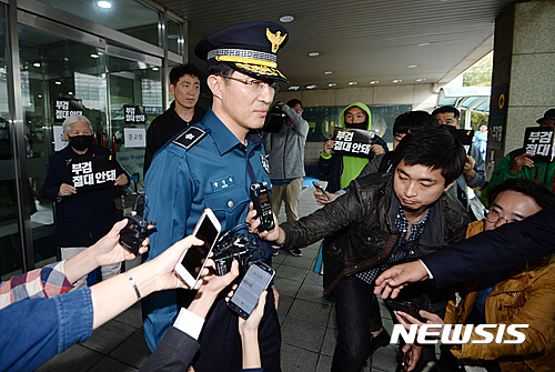 【서울=뉴시스】김진아 기자 = 장경석 서울경찰청 수사부장이 17일 고 백남기 농민의 빈소가 마련된 서울 종로구 서울대병원 장례식장 방문해 5차 부검 협의 요청 공문을 전달 후 건물을 나서던 중 취재진의 질문을 받고 있다. 2016.10.17. bluesoda@newsis.com