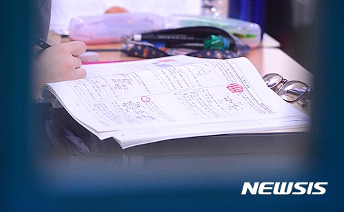 【서울=뉴시스】전신 기자 = 수능을 31일 앞둔 17일 서울 중구 종로학원에서 수험생들이 공부에 열중하고 있다. 2016.10.17&nbsp; photo1006@newsis.com