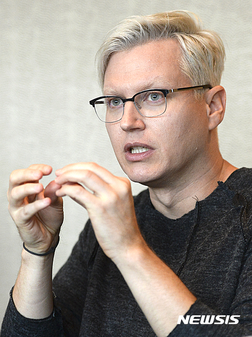【서울=뉴시스】최진석 기자 = 미래학자인 그레이 스콧 시어리어스원더 미디어 최고경영자가 17일 오후 서울시 서초구 반포 JW 메리어트 호텔에서 인터뷰를 하고 있다. 2016.10.17. myjs@newsis.com