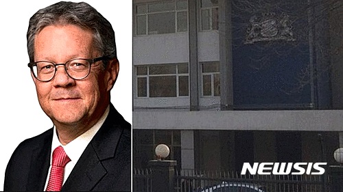 【서울=뉴시스】중국 주재 네덜란드 대사가 대사관 중국 여직원과 성적 스캔들을 일으킨 것으로 전해졌다. 17일(현지시간) BBC 등은 현지 언론을 인용해 주중 네덜란드 대사 론 켈러(58)의 성적 스캔들이 최근 뒤늦게 알려졌다고 전했다. 켈러 대사와 주중 네덜란드 대사관. (사진출처: BBC) 2016.10.18&nbsp; 