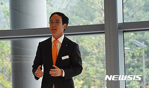 【대전=뉴시스】함형서 기자 = 한국타이어 조현범 사장이 2016년 10월18일 오전 대전 유성구 죽동 한국타이어 테크노돔 준공식에서 테크노돔에 대해 설명하고 있다.한국타이어 테크노돔은 친환경 원료와 신소재 개발, 시뮬레이션 기술 및 네트워킹 테크놀로지를 활용해 미래 신기술을 확보할수 있는 신축 중앙연구소다. 2016.10.18.foodwork23@newsis.com