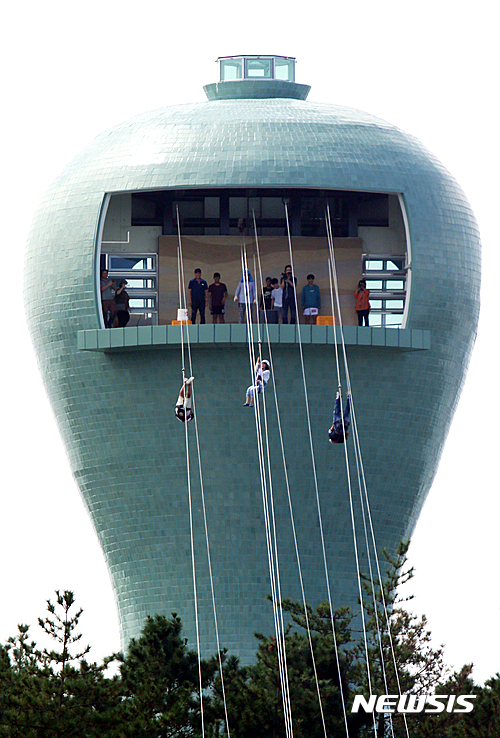 【강진=뉴시스】맹대환 기자 = 전남 강진군 가우도에 설치된 국내 최장 1000m 길이의 공중하강체험시설. 2017.07.31 (사진=강진군 제공) mdhnews@newsis.com