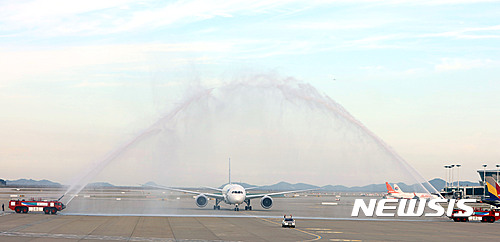 【인천공항=뉴시스】홍찬선 기자 = 18일 오전 LOT폴란드항공의 인천-바르샤바 취항식에 앞서 인천공항에 이륙하는 LOT 여객기를 맞이하는 물대포 퍼포먼스가 펼쳐지고 있다. 2016.10.18.(사진=인천공항공사 제공)&nbsp; photo@newsis.com