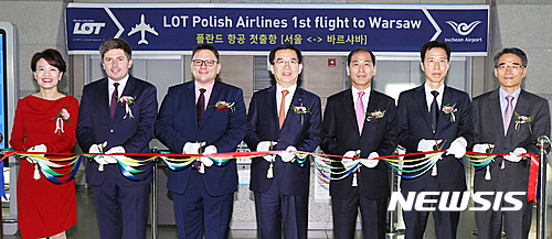 【인천공항=뉴시스】홍찬선 기자 = 18일 오전 인천공항 여객터미널 43번 게이트에서 열린 LOT폴란드항공의 인천-바르샤바 취항식에서 정일영(가운데) 인천공항공사 사장과 라파우 밀차르스키(왼쪽에서 세번째) LOT폴란드항공 사장 등 관계자들이 테이프커팅을 하며 기념촬영을 하고 있다. 2016.10.18.(사진=인천공항공사 제공)&nbsp; photo@newsis.com