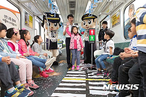 【부산=뉴시스】하경민 기자 = 18일 오전 부산 북구 도시철도 호포차량사업소에서 금창초등학교 1학년 1반 학생들이 '교통안전 선진화'를 주제로 랩핑된 도시철도 경찰테마열차를 체험하고 있다. 부산경찰청과 부산교통공사는 도시철도 2호선 열차 2대(각 1량)에 경찰테마열차를 꾸미고, 오는 11월 6일까지 3주 동안 이 열차를 운행한다. 2016.10.18. (사진=부산경찰청 제공) yulnetphoto@newsis.com