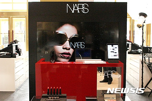 【전주=뉴시스】윤난슬 기자 = 메이크업 뷰티브랜드인 '나스(NARS)'가 18일 전북 전주시 서신동에 위치한 롯데백화점 전주점 1층 매장에 신규 입점했다. 2016.10.18.(사진=롯데백화점 전주점 제공)&nbsp; photo@newsis.com 