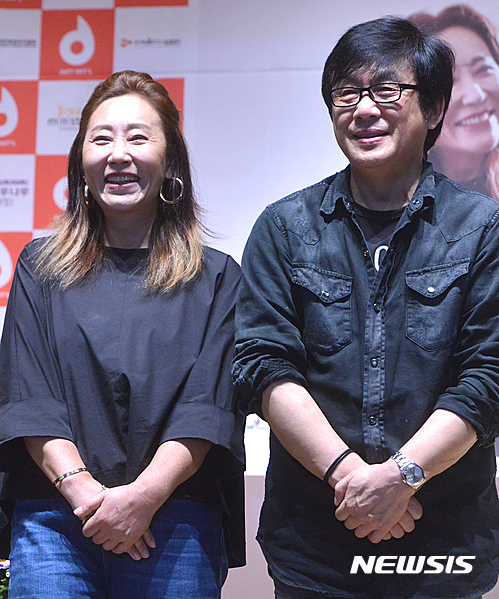 【서울=뉴시스】김선웅 기자 = 가수 채은옥이 18일 오후 서울 용산구 동자아트홀에서 열린 데뷔 40주년 콘서트 제작발표회에서 데뷔 동기인 가수 전영록과 함께 포즈를 취하고 있다. 2016.10.18.&nbsp; mangusta@newsis.com