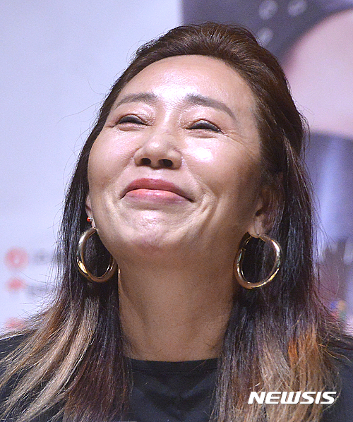 【서울=뉴시스】김선웅 기자 = 가수 채은옥이 18일 오후 서울 용산구 동자아트홀에서 열린 데뷔 40주년 콘서트 제작발표회에서 밝은 미소를 보이고 있다. 2016.10.18.&nbsp; mangusta@newsis.com