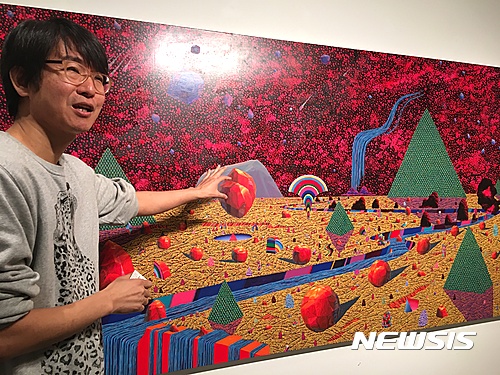 【서울=뉴시스】박현주 기자 = 18일 안두진 작가가 이화익갤러리에 전시된 자신의 '닮은 것과 닮은 꼴'의 그림을 설명하고 있다.