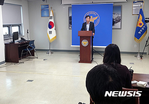 【청주=뉴시스】김재광 기자 = 충북 청주 상당경찰서 한태호 수사과장이 4년전 동거녀를 때려 살해한 뒤 음성군 대소면의 밭에 파묻은 이모(38)씨를 긴급체포해 중간수사 브리핑을 하고 있다.2016.10.18 kipoi@newsis.com