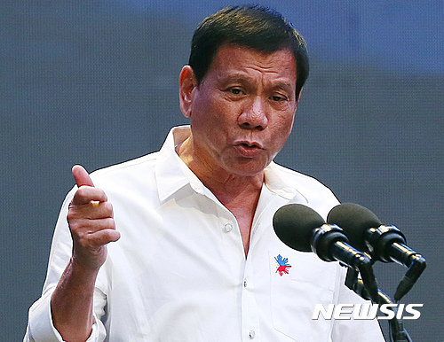 【마닐라=AP/뉴시스】 로드리고 두테르테 필리핀 대통령이 지난 13일(현지시간) 마닐라 남쪽 파사이에서 기업 경영에 대한 이야기를 하고 있다.