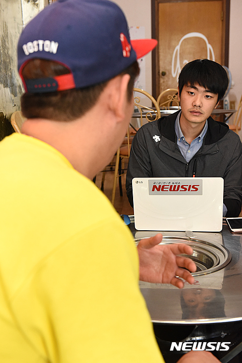 【울산=뉴시스】배병수 기자 = 지난 18일 오후 울산 남구의 한 식당에서 태화관광 퇴직자 이모(36)씨가 뉴시스 취재진에게 근무 당시 열악한 환경과 회사의 부실한 차량관리 실태에 대해 설명하고 있다. 앞서 지난 13일 밤 울산 울주군 경부고속도로 하행선 언양분기점 부근에서 태화관광 소속 버스에 불이 나 19명의 사상자가 발생했다. 2016.10.19.&nbsp; bbs@newsis.com 