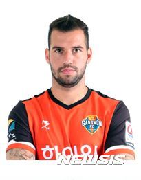 【서울=뉴시스】국내 프로축구 강원FC 소속 세르징요(28) 선수가 위조 여권 사용 혐의로 경찰에 붙잡혔다. 경찰청 외사국은 19일 세르징요를 위조 사문서 행사 및 위계에 의한 공무집행방해 혐의로 붙잡아 조사중이라고 밝혔다.(사진=강원FC 홈페이지 캡쳐) 2016.10.19. 