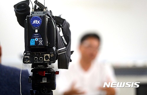 【서울=뉴시스】조성봉 기자 = 지난해 민중총궐기 당시 물대포에 맞아 쓰러진 고 백남기 농민 옆에 있었던 공공운수노조 광주전남본부 소속 노동자(일명 '빨간우의') 가 19일 오후 서울 중구 프레스센터에서 입장 발표를 하고 있다. 2016.10.19.suncho21@newsis.com