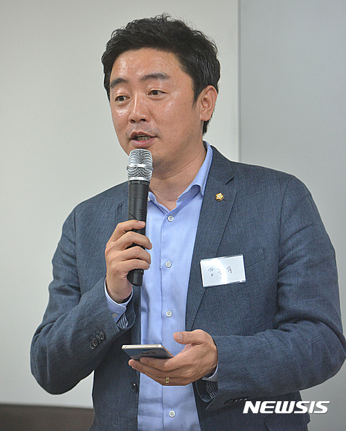 【서울=뉴시스】김선웅 기자 = 19일 오후 서울 마포구 동교동 정치발전소에서 열린 창립대회에서 강훈식 더불어민주당 의원이 축사하고 있다. 2016.10.19. mangusta@newsis.com