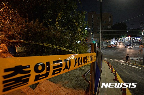 【서울=뉴시스】고승민 기자 = 19일 오후 6시30분께 서울 강북구 번동 오패산터널 인근에서 총기사고가 발생, 경찰 1명이 중상을 당해 병원으로 실려갔으나 결국 사망했다. 사진은 당시 총을 쏜 피의자가 위치해 있던 곳을 경찰이 조사하는 모습. 2016.10.19.&nbsp; kkssmm99@newsis.com