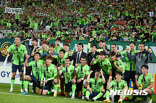 【서울=뉴시스】김진아 기자 = 19일 서울 마포구 월드컵경기장에서 열린 2016 아시아축구연맹(AFC) 챔피언스리그 4강 2차전 전북 현대와 FC 서울의 경기, 골득실에서 앞서 결승에 진출한 전북 선수들이 기뻐하고 있다. 2016.10.19. bluesoda@newsis.com