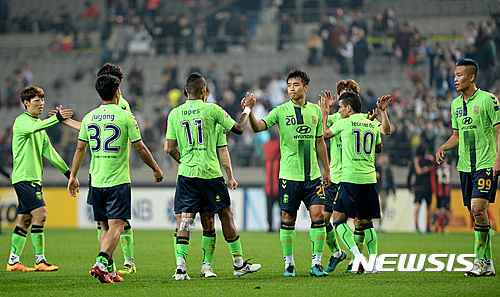 【서울=뉴시스】김진아 기자 = 19일 서울 마포구 월드컵경기장에서 열린 2016 아시아축구연맹(AFC) 챔피언스리그 4강 2차전 전북 현대와 FC 서울의 경기, 골득실에서 앞서 결승에 진출한 전북 선수들이 기뻐하고 있다. 2016.10.19.  bluesoda@newsis.com