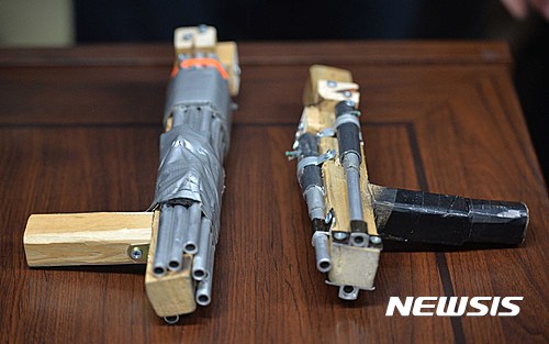 【서울=뉴시스】고승민 기자 = 19일 오후 6시30분께 서울 강북구 번동 오패산터널 인근에서 강간 등 전과 9범이자 전자발찌를 끊고 도주중인 성모(46) 씨가 번동파출소 김모(54) 경위를 향해 총을 난사, 김 경위는 병원으로 실려갔으나 결국 사망했다.  이날 밤 서울 강북경찰서에서 경찰이 피의자로부터 압수한 사제 총기를 공개하고 있다. 2016.10.19.  kkssmm99@newsis.com