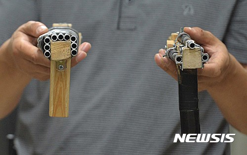 【서울=뉴시스】고승민 기자 = 19일 서울 강북경찰서에서 경찰이 총기를 난사후 도주중 잡힌 성모씨로 부터 압수한 사제 총기를 공개하고 있다.  서울 강북구 번동 오패산터널 인근에서 오후 6시30분께 강간 등 전과9범 성모(46)씨가 조사중이던 번동파출소 김모(54) 경위 도주중 총기를 난사했다. 김 경위는 병원으로 긴급히 이송했으나 결국 사망했다. 2016.10.19.  kkssmm99@newsis.com