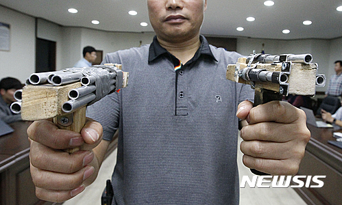 【서울=뉴시스】고승민 기자 = 19일 오후 6시30분께 서울 강북구 번동 오패산터널 인근에서 강간 등 전과9범이자 전자발찌를 끊고 도주중인 성모(46) 씨가 번동파출소 김모(54) 경위를 향해 총을 난사, 김 경위는 병원으로 실려갔으나 결국 사망했다. 이날 밤 서울 강북경찰서에서 경찰이 피의자로부터 압수한 사제 총기를 공개하고 있다. 2016.10.19. photo@newsis.com