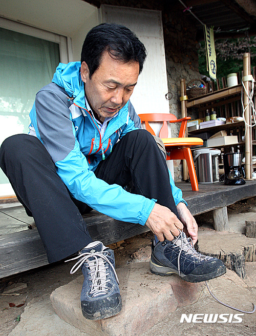 【강진=뉴시스】신대희 기자 = 손학규 전 더불어민주당 대표가 정계복귀를 선언한 20일 오전 전남 강진군 토담집을 떠나기 직전 신발끈을 동여매고 있다. 2016.10.20&nbsp;&nbsp; sdhdream@newsis.com