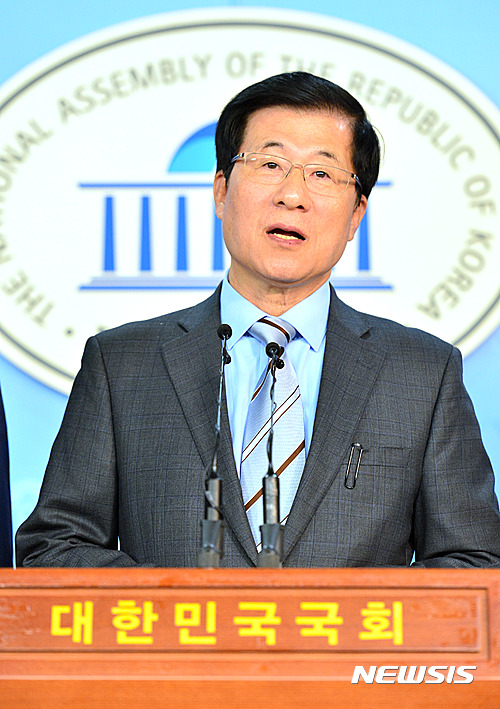 【서울=뉴시스】배훈식 기자 = 더불어민주당 신경민 의원이 20일 오전 서울 여의도 국회 정론관에서 기자회견을 열고 새누리당 이완영 간사가 국가정보원 국정감사에 대해 거짓 브리핑을 했다며 사퇴를 촉구하고 있다.&nbsp; 이 간사는 지난 19일 국가정보원에 대한 국감을 마친 뒤 브리핑을 통해 이병호 국정원장으로부터 2007년 김만복 전 원장이 유엔 북한인권결의안 합의 당시 북에 의견을 묻자고 제안했고 문재인 전 청와대 비서실장이 수용했다는 답변을 받았다고 말했다. 2016.10.20.&nbsp; dahora83@newsis.com