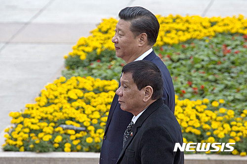 【베이징=AP/뉴시스】로드리고 두테르테 필리핀 대통령이 20일 중국 베이징 인민대회당 앞에서 시진핑 국가주석과 나란히 서 있다. 2016.10.20 