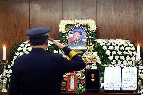 【서울=뉴시스】조성봉 기자 = 이철성 경찰청장이 20일 오후 총격범이 쏜 사제총에 맞아 순직한 고김창호 경위의 빈소가 마련된 서울 송파구 경찰병원 장례식장을 찾아 조문을 하고 있다.  고 김창호 경위는 19일 오패산 터널 인근에서 폭행 사건 용의자가 쏜 사제 총을 맞고 숨졌다. 2016.10.20. suncho21@newiss.com